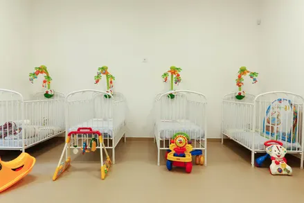 Berçário com berços e brinquedos