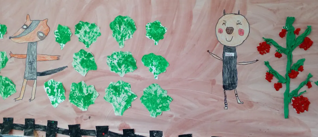Desenho coletivo das crianças com árvores carimbadas a verde